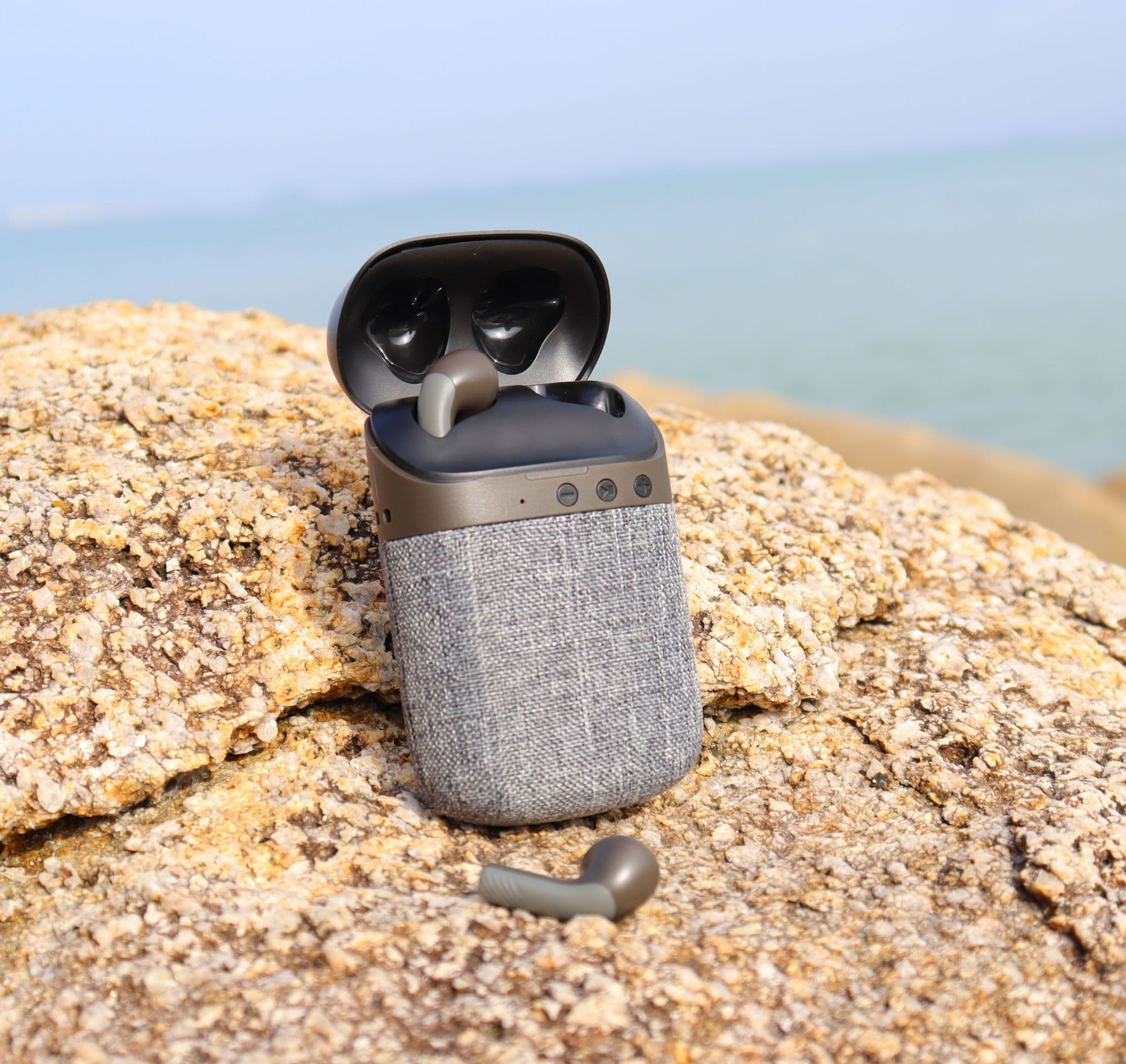 2 in 1 Bluetooth Speaker with Earbuds thumbnail 3